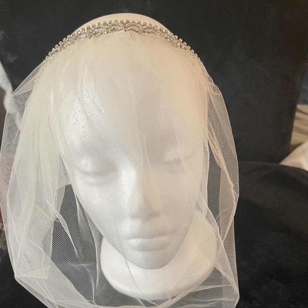 Ladies short bridal veil